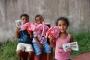 AO - CDL Social doa ovos de chocolate para crianas carentes do bairro Liberdade